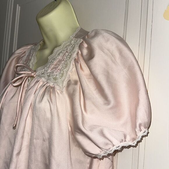 Vtg Brandywine light pink puff sleeve robe with lace neckline that ties in front - Picture 3 of 9